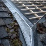 Noue toiture avec rigole zinc entre deux pans rentrants, étanchéité visible.