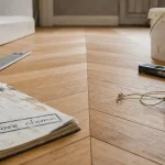 Pose chevron : sol en chevron et outils pour vérifier l’alignement