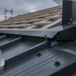 Finition bac acier : rive et solin contre les infiltrations sur toiture