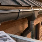 Gouttière bac acier : mauvais raccord pouvant provoquer une fuite